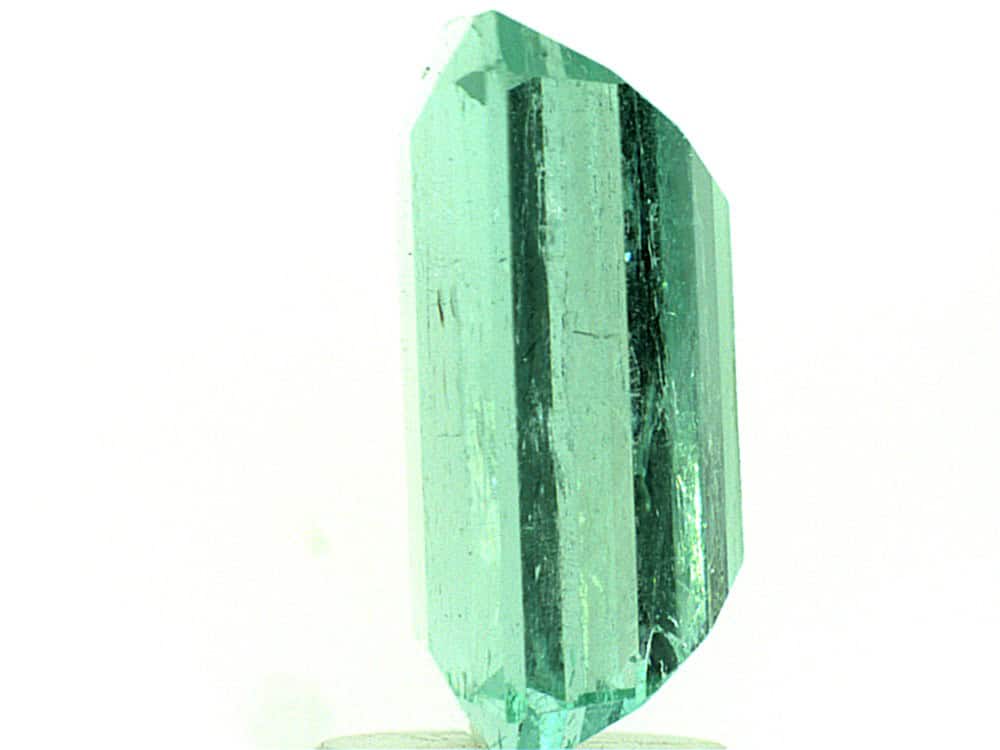 Bright green Colombian emerald with emerald cut and VS1 clarity.